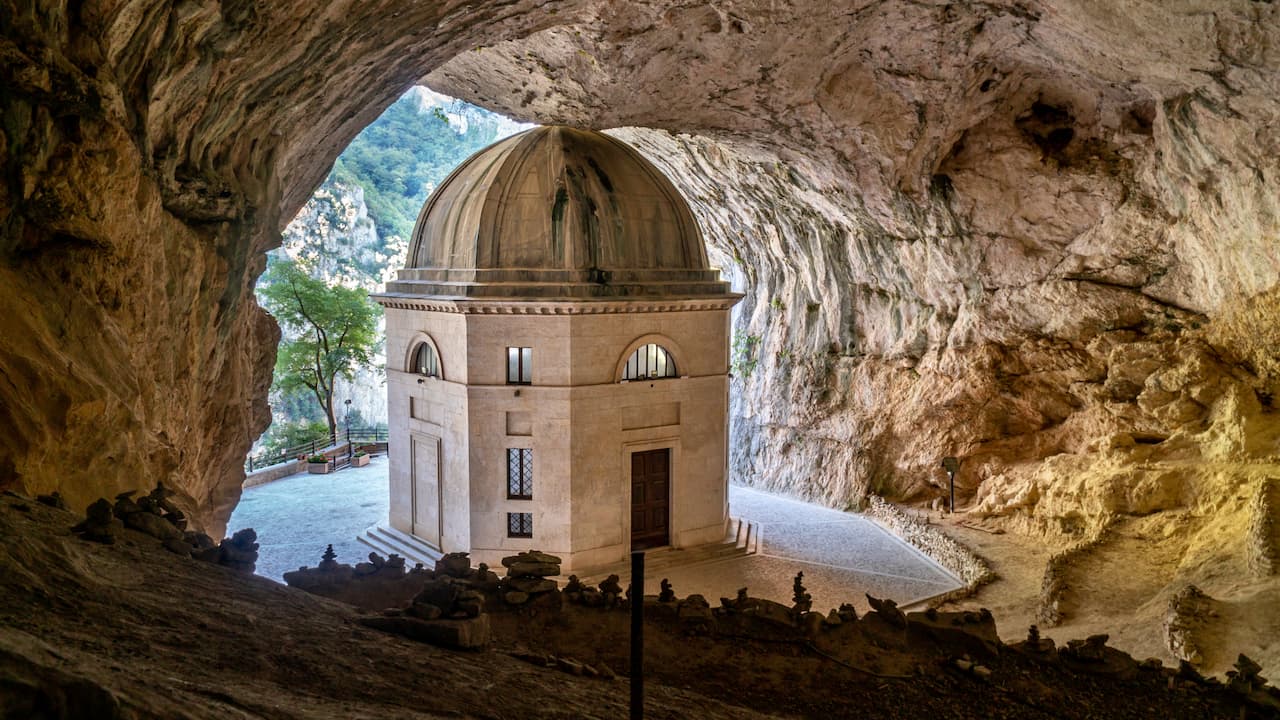 Visit Frassasi cave and Gubbie Transfer to Arezzo