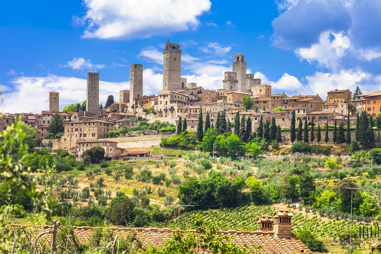 Visit San Gimignano and transfer to Siena